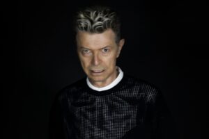 David Bowie: Σε δημοπρασία σπάνια αυτοπροσωπογραφία του με τα ίχνη των χεριών του
