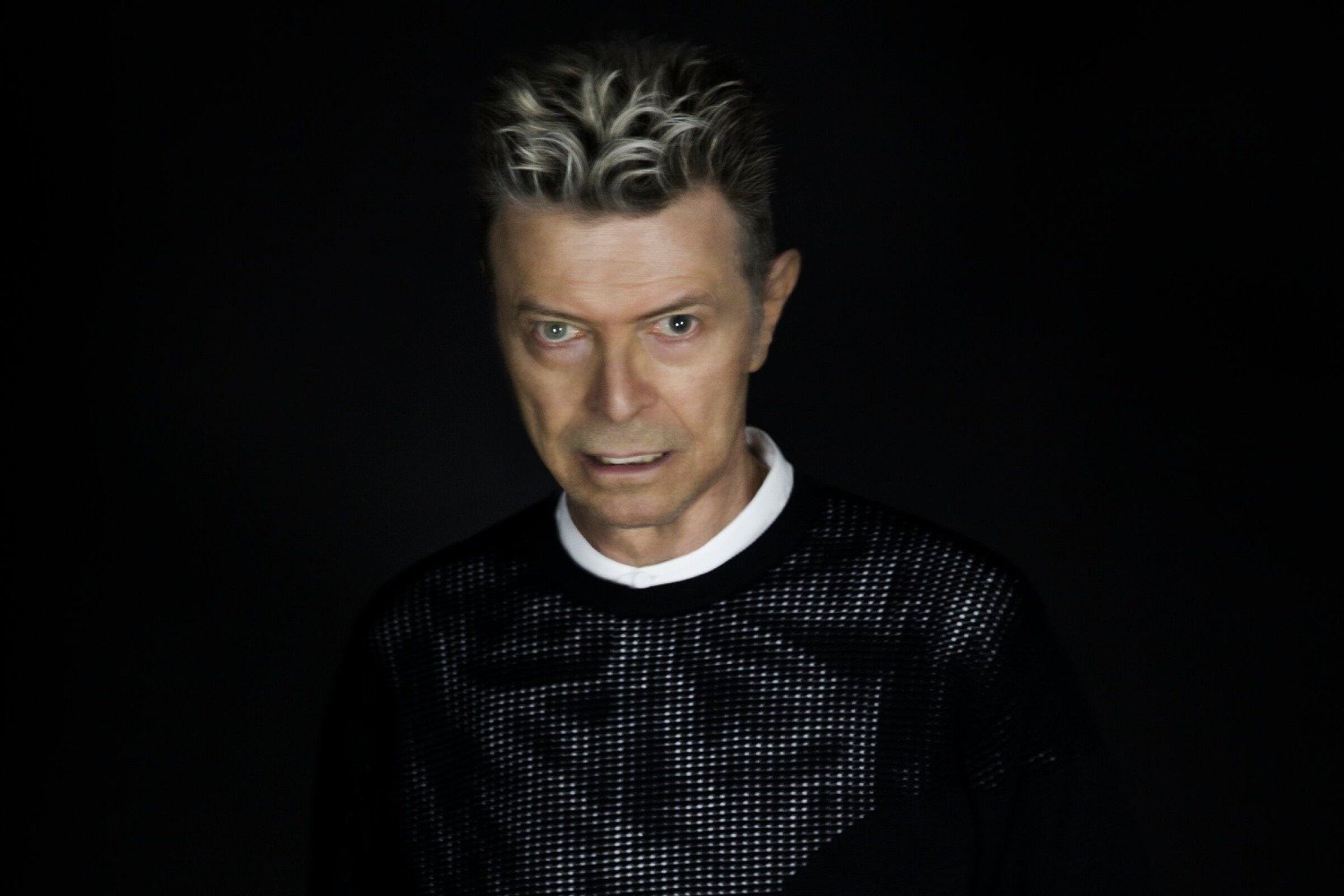 David Bowie: Το Λονδίνο τιμά τον «χαμαιλέοντα της rock» με ακροάσεις στο απόλυτο σκοτάδι