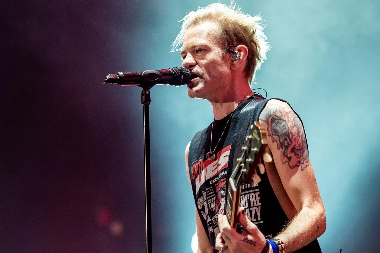 Ο Deryck Whibley των Sum 41 κατηγορεί τον πρώην μάνατζερ του συγκροτήματος για σεξουαλική κακοποίηση