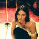 «Look At My Life»: Η Gracie Abrams κοιτάζει τη ζωή της και βλέπει όσα δεν λέγονται ποτέ δυνατά