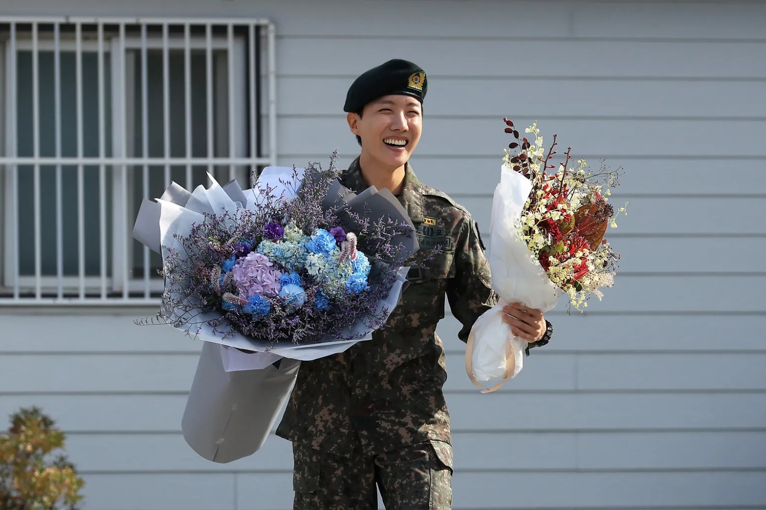 Ο J-Hope των BTS ολοκλήρωσε τη στρατιωτική θητεία του – Η υποδοχή από τον Jin Ο J-Hope των BTS ολοκλήρωσε τη στρατιωτική θητεία του – Η υποδοχή από τον Jin