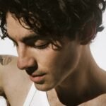 «Heart By Heart»: Ο Joe Jonas σε ένα music video για την αγάπη που μένει (και φεύγει)