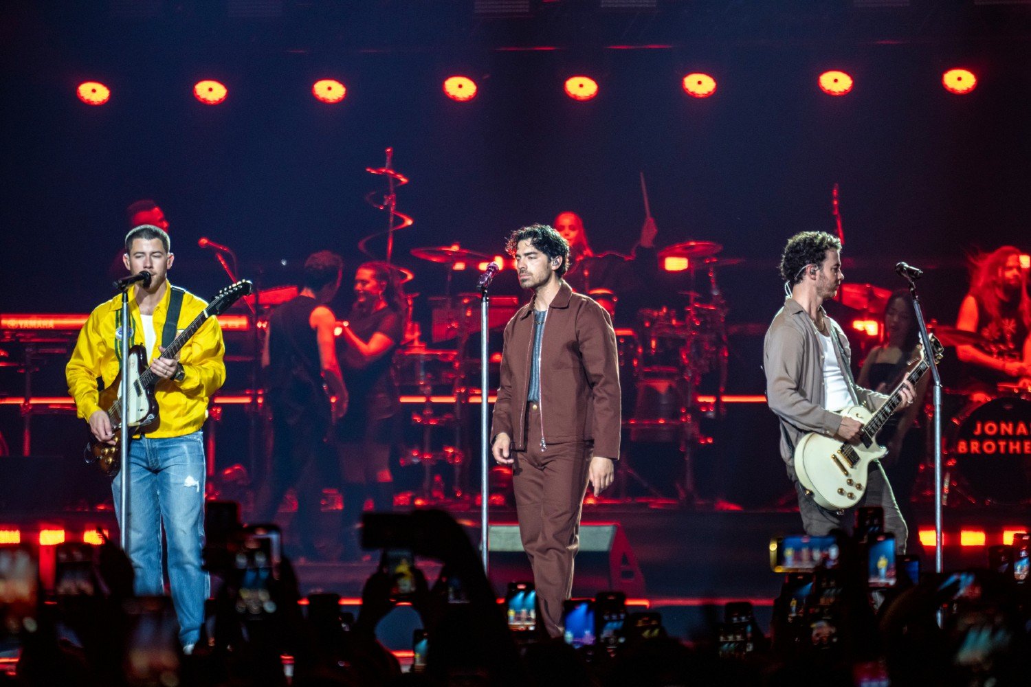 Οι Jonas Brothers ετοιμάζουν σόλο μουσική – και οι θαυμαστές των DNCE έχουν κάθε λόγο να χαμογελούν