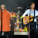 Ο Chris Martin των Coldplay αποκαλύπτει την απροσδόκητη φιλία του με τον Liam Gallagher