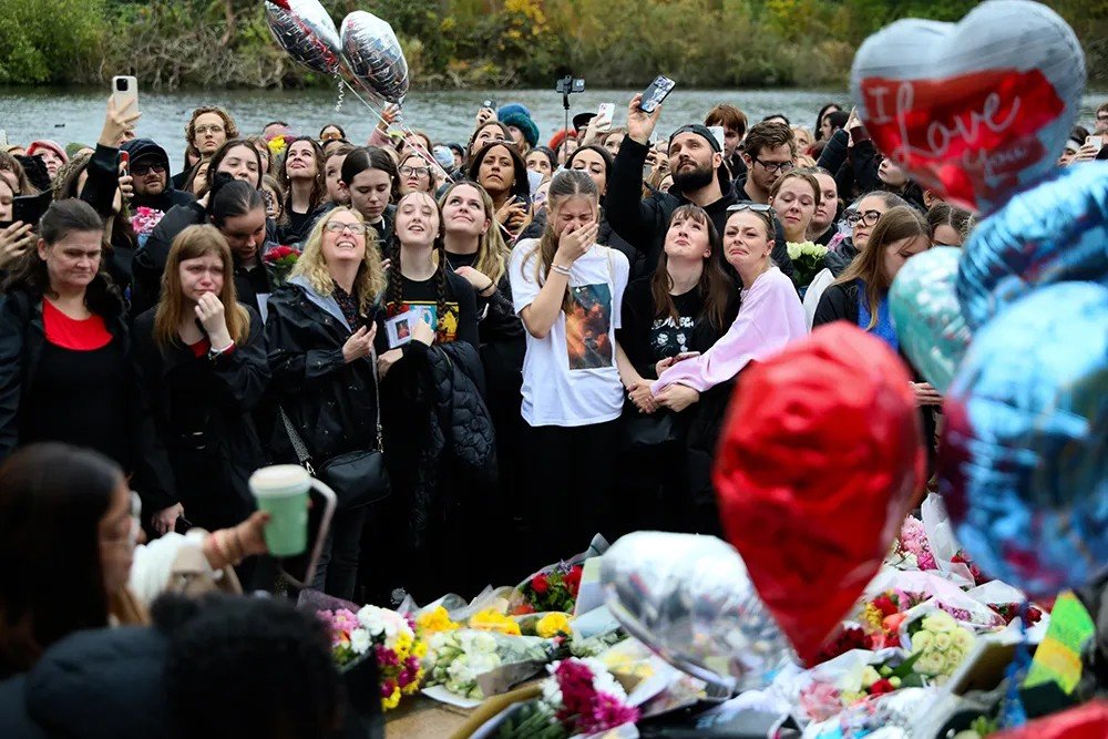 Συγκεντρωμένοι θαυμαστές στο Hyde Park στο Λονδίνου πενθούν για τον θάνατο του Liam Payne.