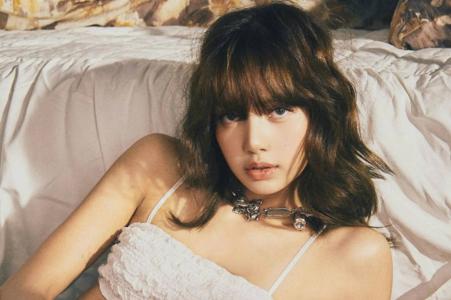 Η Lisa των BLACKPINK λάμπει πιο φωτεινά από ποτέ με το νέο single «Moonlit Floor (Kiss Me)»