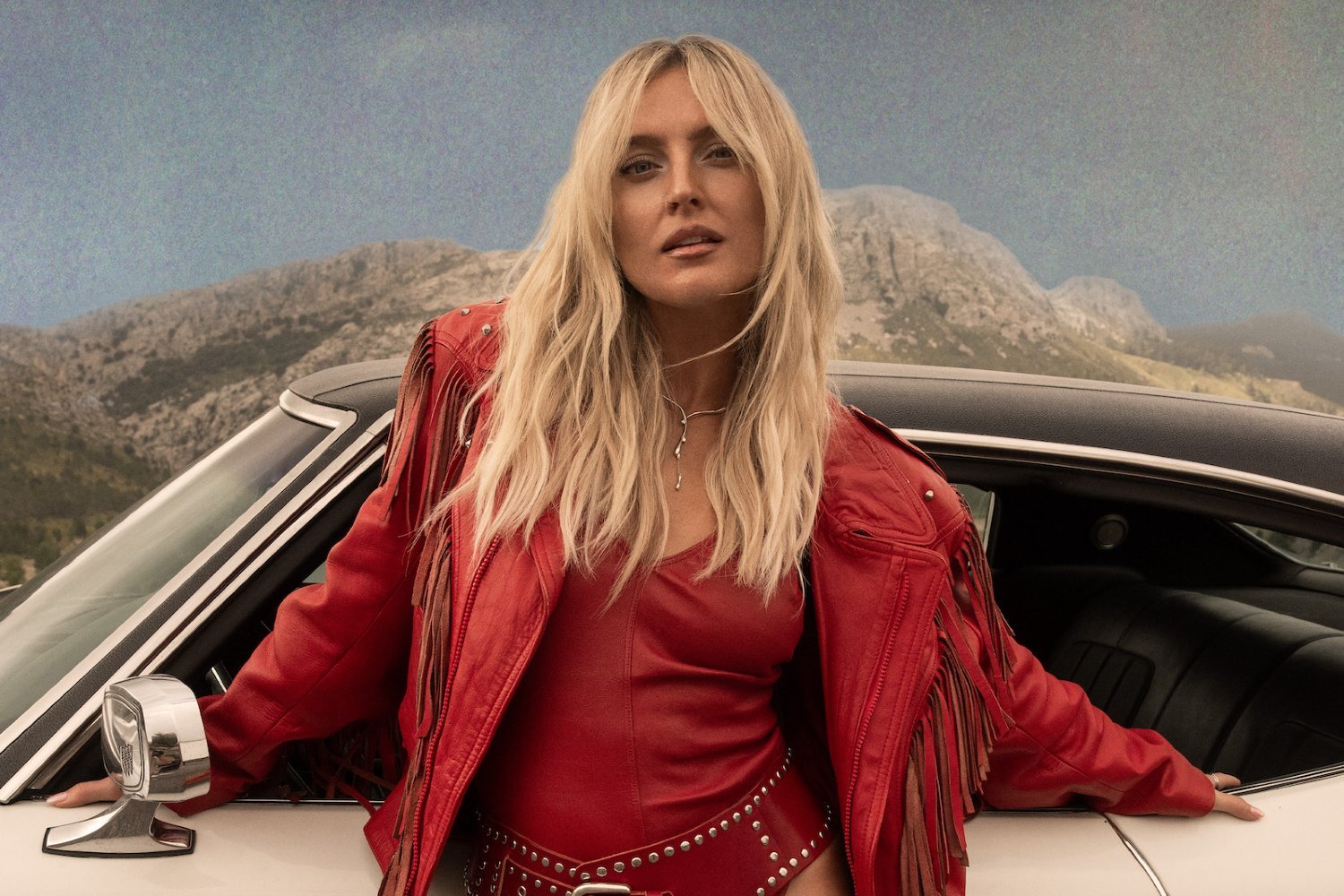 Η Perrie Edwards τολμά και κερδίζει στο νέο τραγούδι «You Go Your Way»