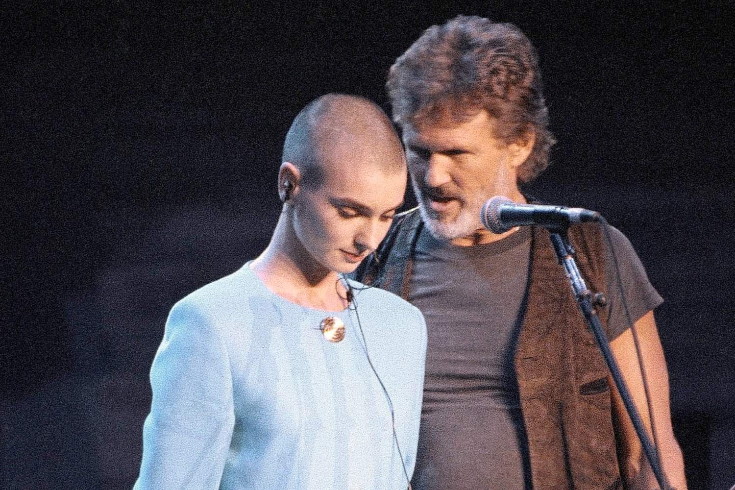 Όταν ο Kris Kristofferson υπερασπίστηκε τη Sinéad O’Connor μέσα στο χάος των αποδοκιμασιών