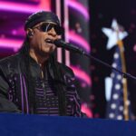 Ο Stevie Wonder στηρίζει την Kamala Harris: «Χρειάζεται μία γυναίκα»
