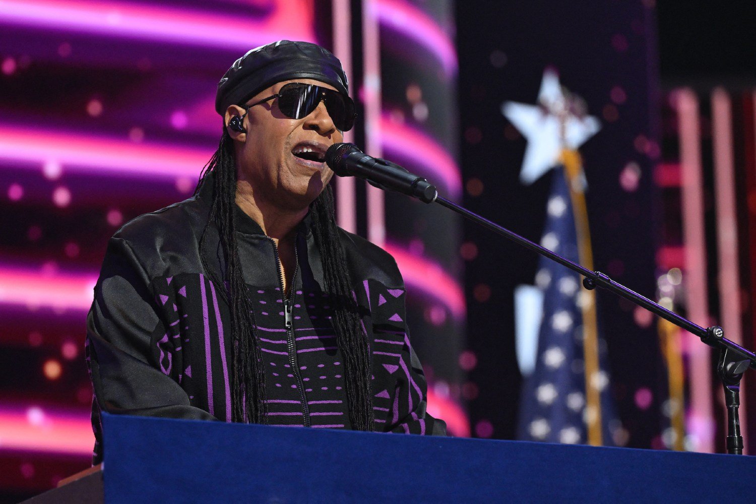 Ο Stevie Wonder στηρίζει την Kamala Harris: «Χρειάζεται μία γυναίκα»