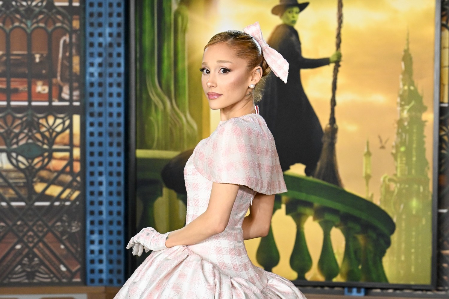 Ariana Grande: Το αντίο στα ξανθά μαλλιά της Glinda και η νέα σελίδα του καλλιτεχνικού εαυτού της