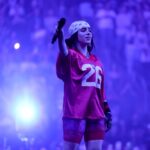 Billie Eilish: Οι θαυμαστές μετατρέπουν τους κινηματογράφους σε… γήπεδα για τη νέα ταινία της