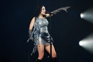Η Charli xcx μεταφέρει το «Music, Fashion, Film» στην Ευρώπη