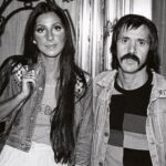 Cher: Η «πραγματικά περίεργη» σχέση με τον Sonny Bono και η σπαρακτική στιγμή που πληροφορήθηκε τον θάνατό του