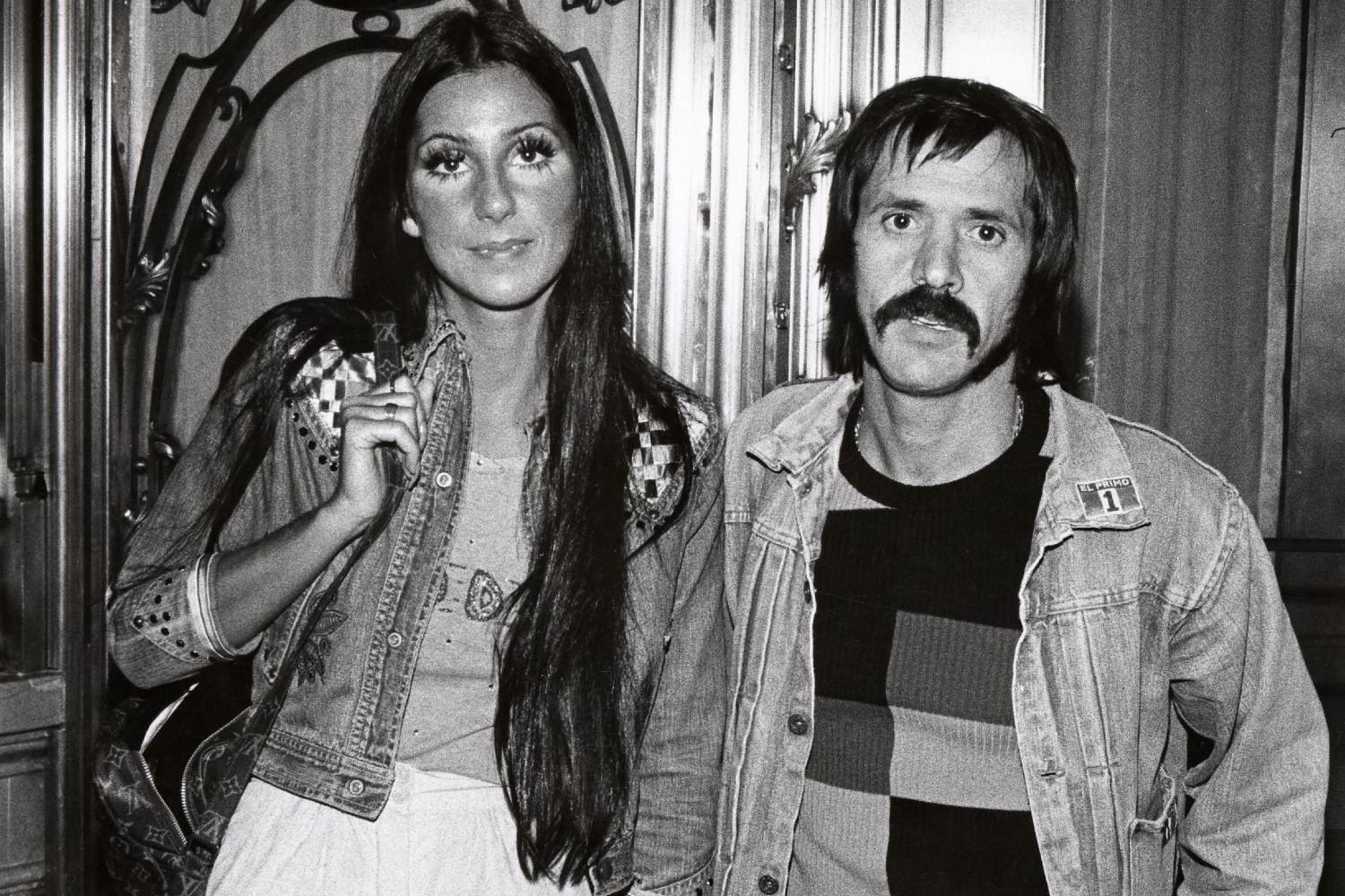 Cher: Η «πραγματικά περίεργη» σχέση με τον Sonny Bono και η σπαρακτική στιγμή που πληροφορήθηκε τον θάνατό του