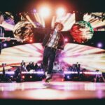 Ο Jin των BTS αποκαλύπτει πώς ο Chris Martin των Coldplay του χάρισε την κιθάρα του