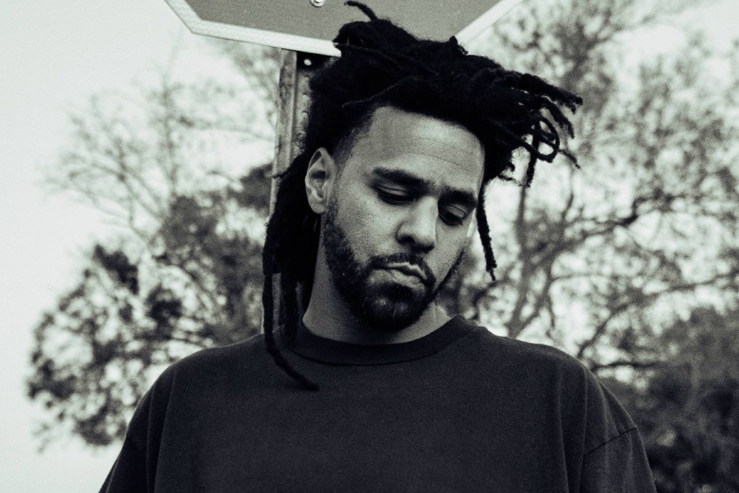 J. Cole: Γιατί το «μεσαίο παιδί» της rap δεν κατάφερε ποτέ να πάρει το στέμμα του Kendrick Lamar και του Drake