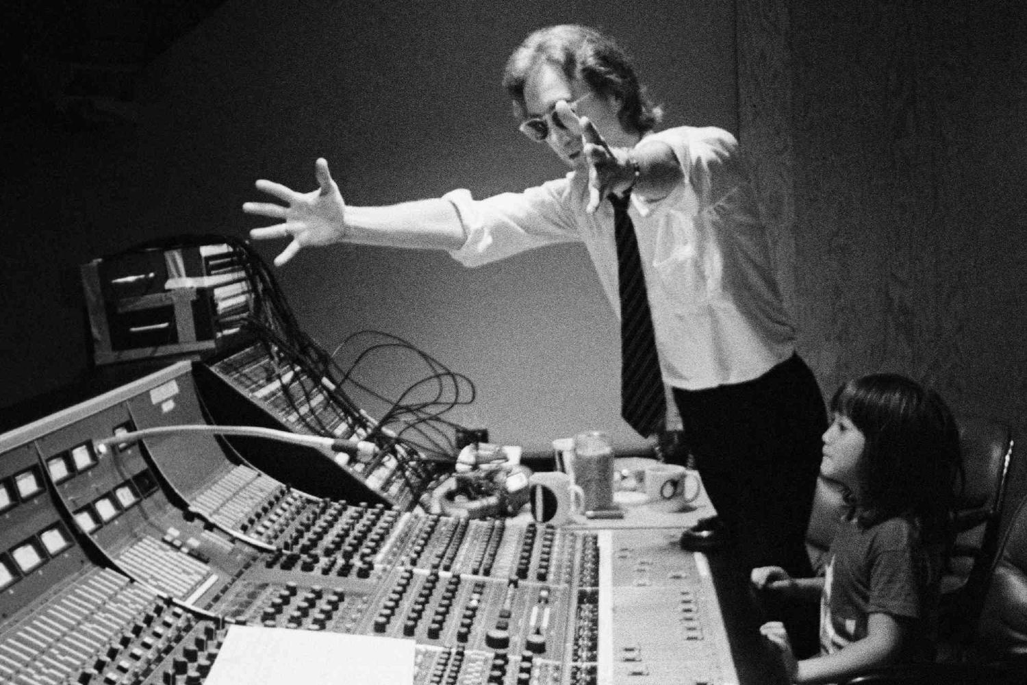 Ο Sean Ono Lennon δηλώνει βέβαιος: Ο John Lennon θα είχε «αγκαλιάσει» την τεχνητή νοημοσύνη