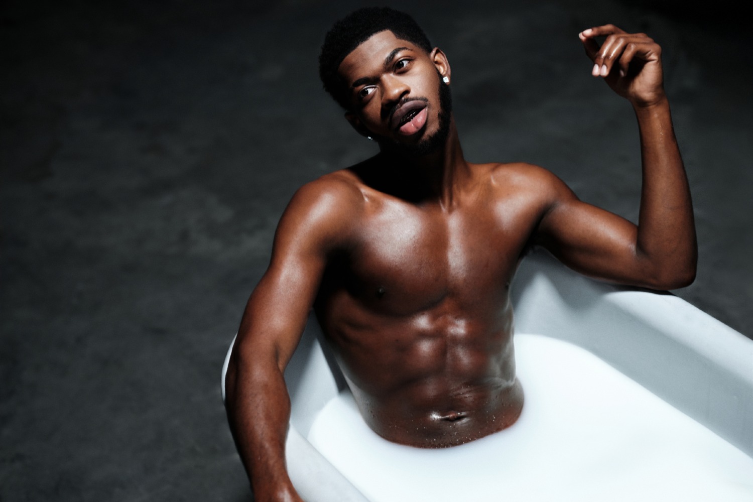Ο Lil Nas X σπάει τα δεσμά του με το νέο single «Light Again»