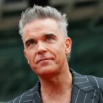Ο Robbie Williams απέναντι στα φαντάσματά του: «Τα ’90s ήταν μια καταπληκτική εποχή για να περνάς άσχημα»