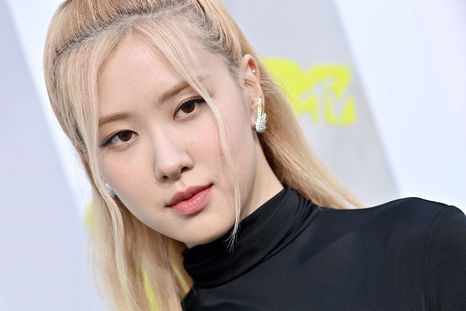 Rosé: Το ενδεχόμενο αποχώρησης μέλους των BLACKPINK και η στήριξη της Taylor Swift