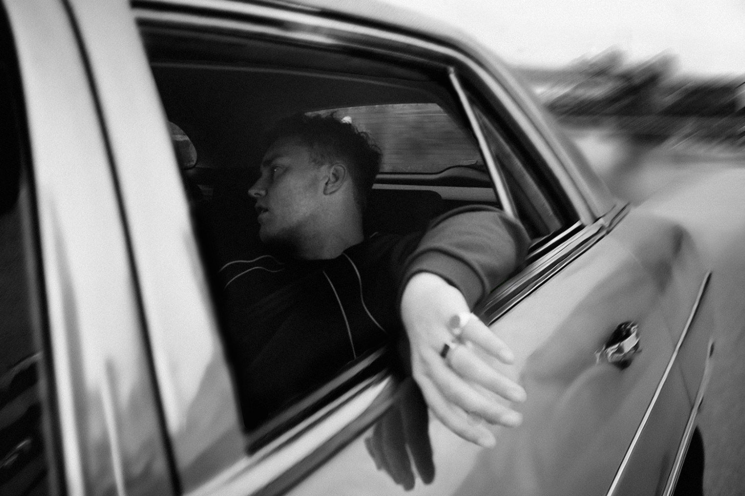 Ο Sam Fender μιλά για την αγάπη που δεν χάνεται ποτέ στο «Remember My Name»