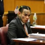 Tekashi 6ix9ine: Αποφυλακίστηκε κρατώντας μία κούκλα «Μπομπ Σφουγγαράκης» με την υπογραφή του Νικολάς Μαδούρο