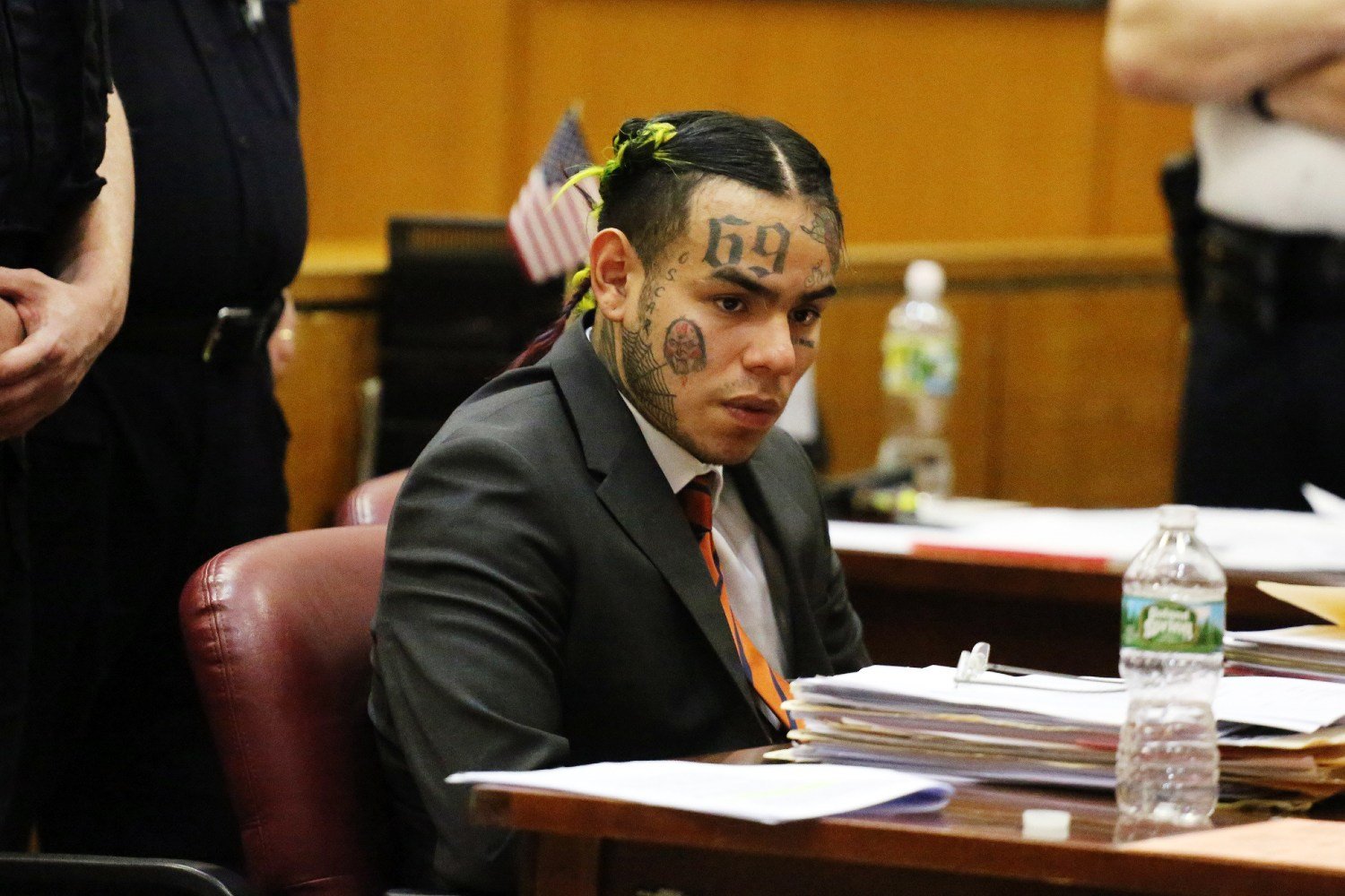 Tekashi 6ix9ine: Αποφυλακίστηκε κρατώντας μία κούκλα «Μπομπ Σφουγγαράκης» με την υπογραφή του Νικολάς Μαδούρο