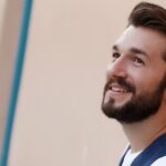 Θοδωρής Βουτσικάκης: Μουσική απόδραση στην καρδιά της παιδικής φαντασίας με το «Πίτσι Πίτσου Το Νησί Του Παραδείσου»