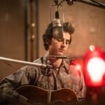 Ο Timothée Chalamet τραγουδά το «Like A Rolling Stone» και το «Girl From The North Country» του Bob Dylan
