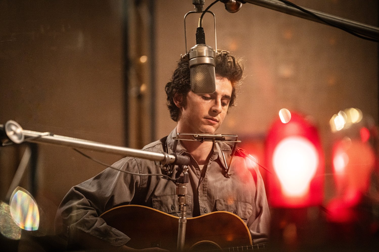 Ο Timothée Chalamet τραγουδά το «Like A Rolling Stone» και το «Girl From The North Country» του Bob Dylan