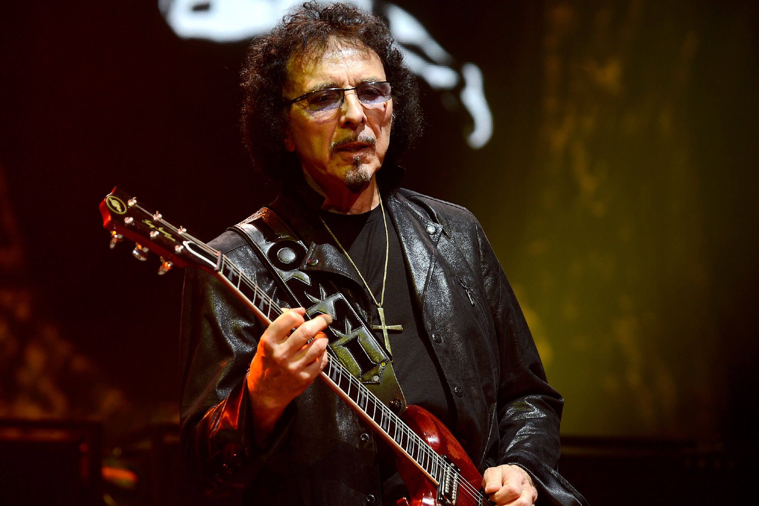 Ο Tony Iommi χρίζεται Μέλος του Τάγματος της Βρετανικής Αυτοκρατορίας από τον βασιλιά Κάρολο