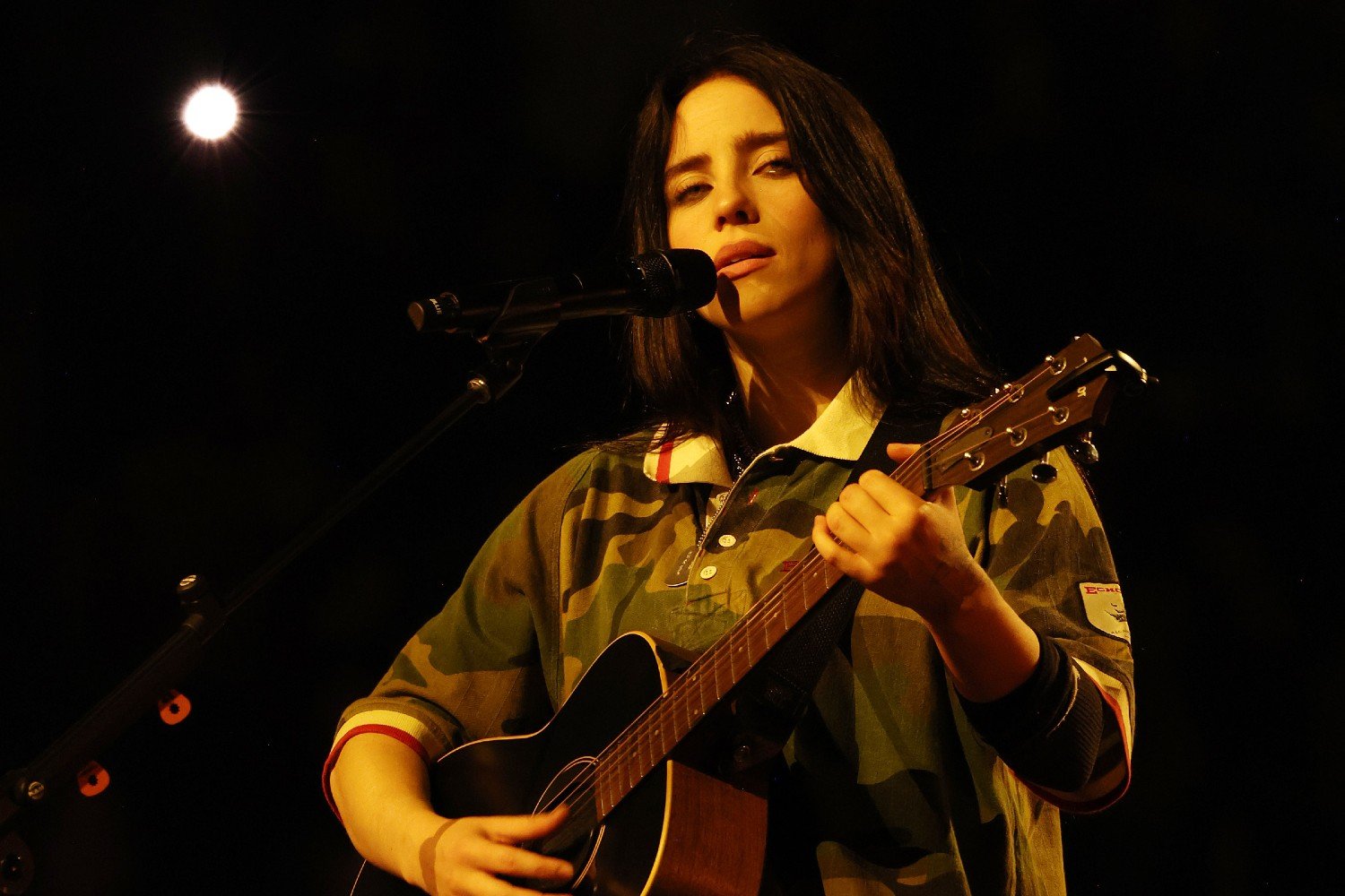 Billie Eilish: Η συγκινητική ζωντανή ερμηνεία του «Skinny» Billie Eilish: Η συγκινητική ζωντανή ερμηνεία του «Skinny»