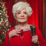 Το καλοκαιρινό παράδοξο του «Rockin’ Around The Christmas Tree» – Η Brenda Lee θυμάται τη γέννηση ενός θρύλου