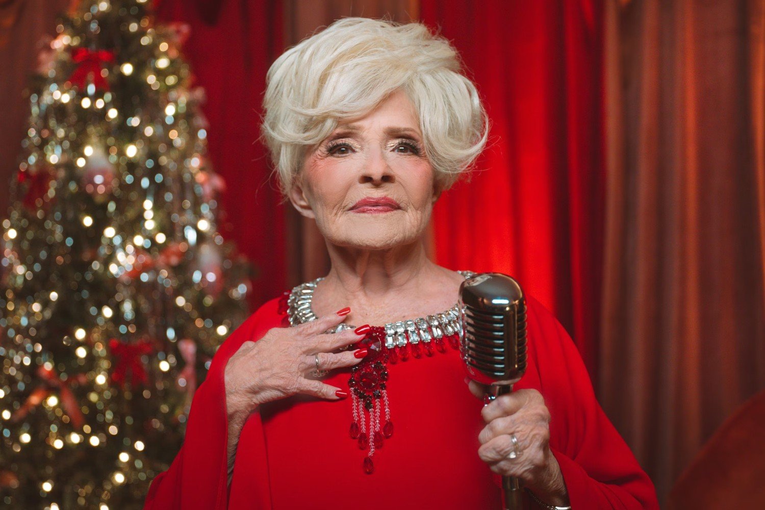 Το καλοκαιρινό παράδοξο του «Rockin’ Around The Christmas Tree» – Η Brenda Lee θυμάται τη γέννηση ενός θρύλου