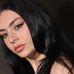 Charli XCX: «Βρίσκομαι στο χειρότερο σημείο που έχω βρεθεί ψυχικά» – Το τίμημα της συνεχούς έκθεσης