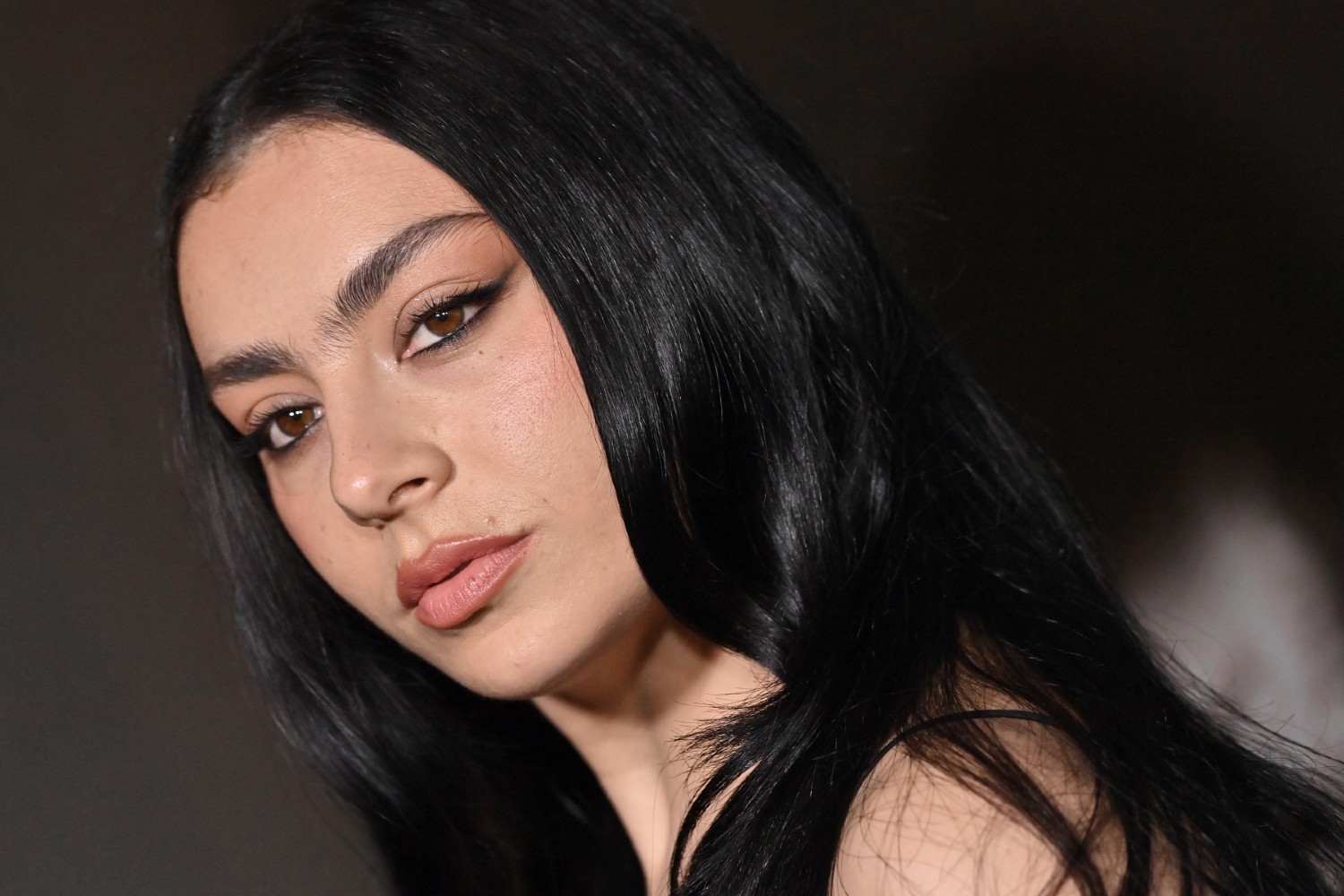 Charli XCX: «Βρίσκομαι στο χειρότερο σημείο που έχω βρεθεί ψυχικά» – Το τίμημα της συνεχούς έκθεσης