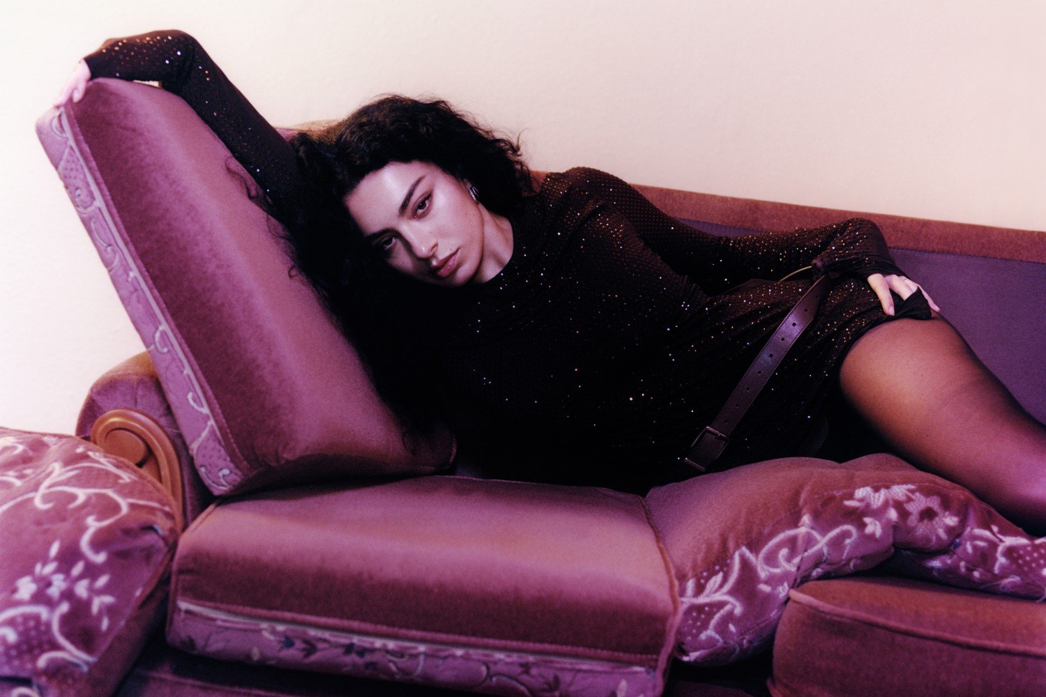 «Wink Wink»: Η Charli XCX σατιρίζει τη δημόσια εικόνα της χωρίς να δίνει εξηγήσεις