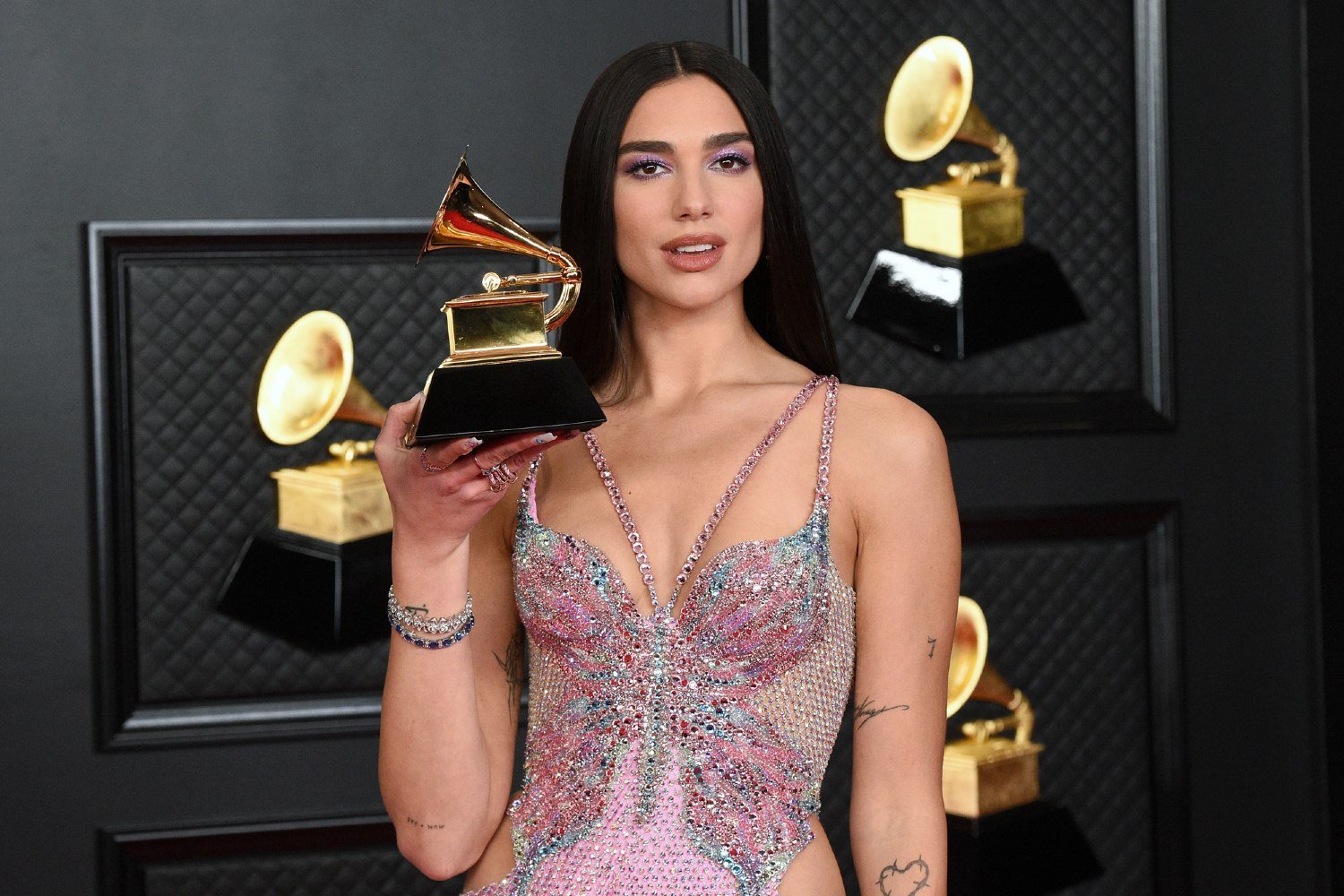 Dua Lipa: Τι απαντά για το γεγονός ότι το άλμπουμ της «Radical Optimism» δεν προτάθηκε για Grammy Dua Lipa: Τι απαντά για το γεγονός ότι το άλμπουμ της «Radical Optimism» δεν προτάθηκε για Grammy