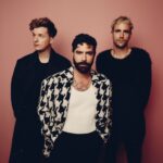 Ο Yannis Philippakis προαναγγέλλει νέο άλμπουμ από τους Foals: «Να έχετε τα μάτια σας ανοιχτά»