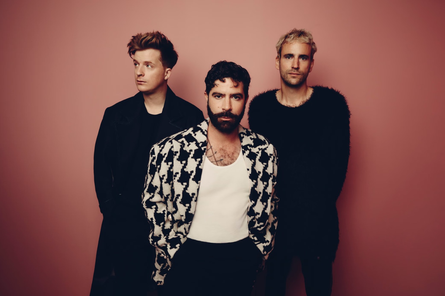 Ο Yannis Philippakis προαναγγέλλει νέο άλμπουμ από τους Foals: «Να έχετε τα μάτια σας ανοιχτά»