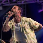 Ο Joe Talbot των IDLES σκάβει στα ερείπια της μνήμης μαζί με τον πατέρα του στην εικαστική έκθεση «Musoleum – Remembrance of Remembering»