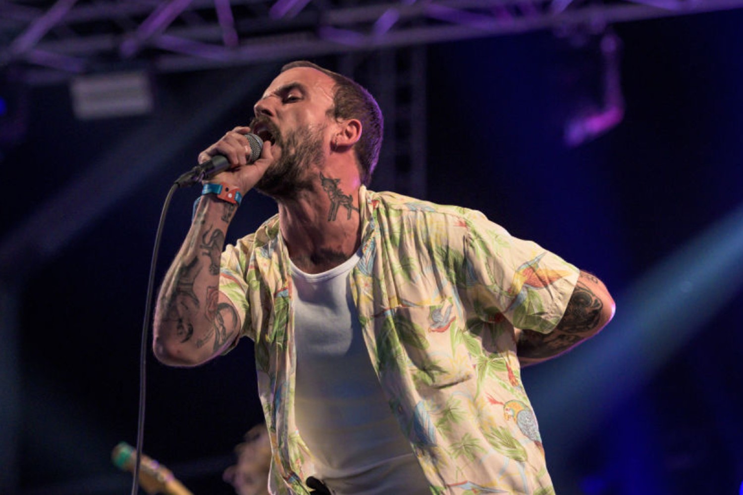 Ο Joe Talbot των IDLES σκάβει στα ερείπια της μνήμης μαζί με τον πατέρα του στην εικαστική έκθεση «Musoleum – Remembrance of Remembering»
