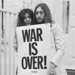 Η διαχρονική έκκληση του John Lennon για ειρήνη κατακτά το Top 10 για πρώτη φορά