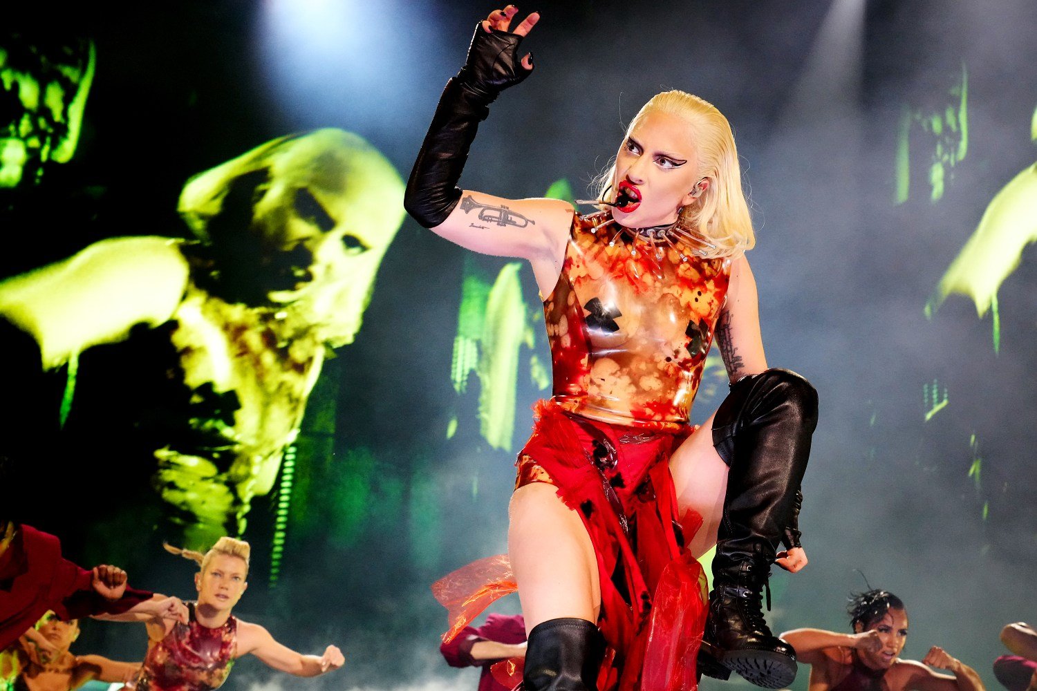 Η Lady Gaga τραγουδά με τον Brian Johnson και αποκαλύπτει ότι ήταν κομπάρσος σε video των AC/DC