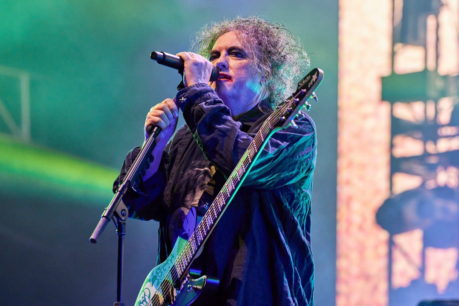 Ο Robert Smith των The Cure κατανοεί τις ανησυχίες της Chappell Roan για τους εμμονικούς θαυμαστές