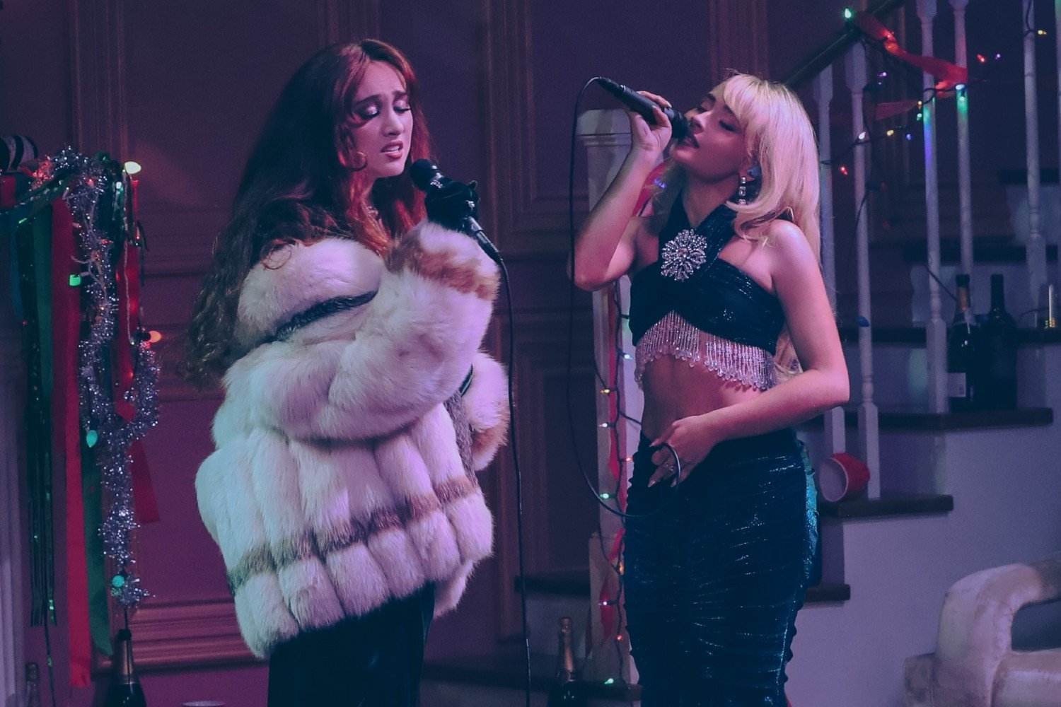 Sabrina Carpenter και Chappell Roan τραγουδούν μαζί το «Last Christmas»