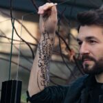 Θοδωρής Βουτσικάκης: Ένα ταξίδι στον χρόνο και την αγάπη με το video για «Το Τραγούδι του Καιρού»