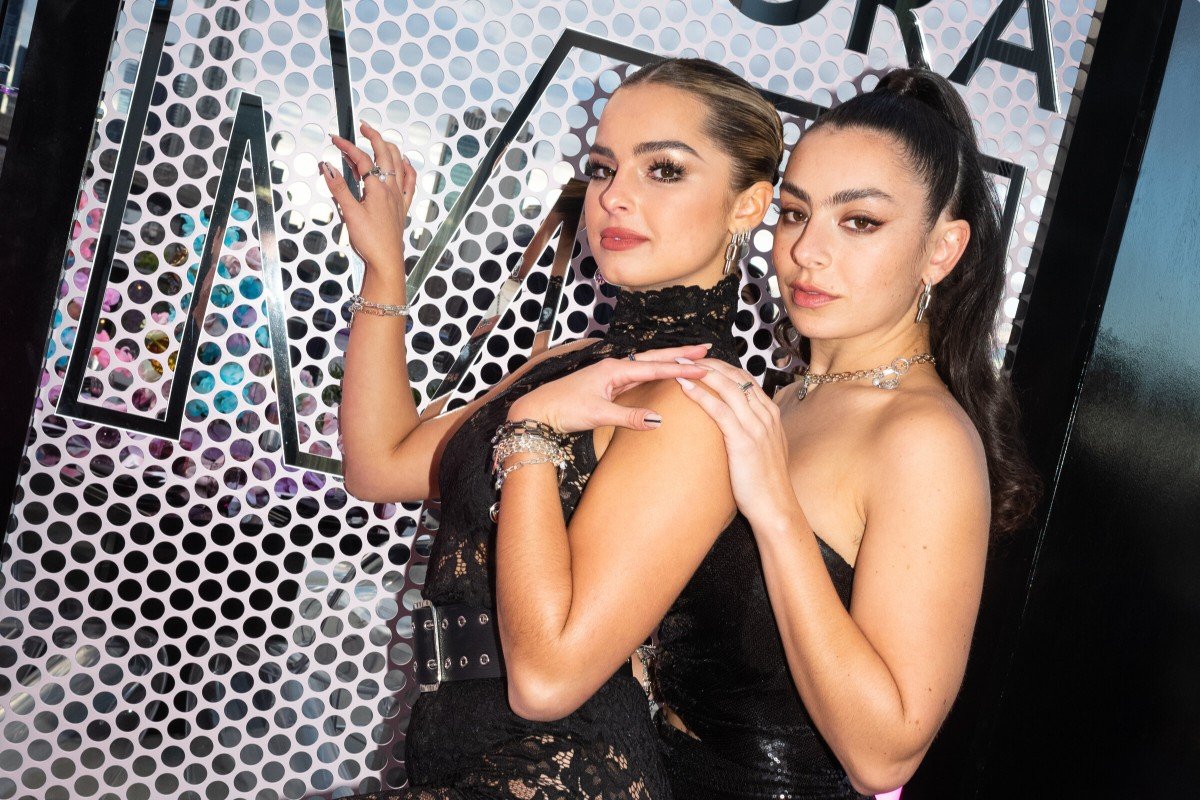 Η Addison Rae για τις φήμες περί κόντρας Charli XCX – Taylor Swift: «Υπάρχουν άνθρωποι που κάνουν περίεργα πράγματα»