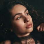 Alessia Cara: Η αγάπη σταματά τον χρόνο στο «Slow Motion»